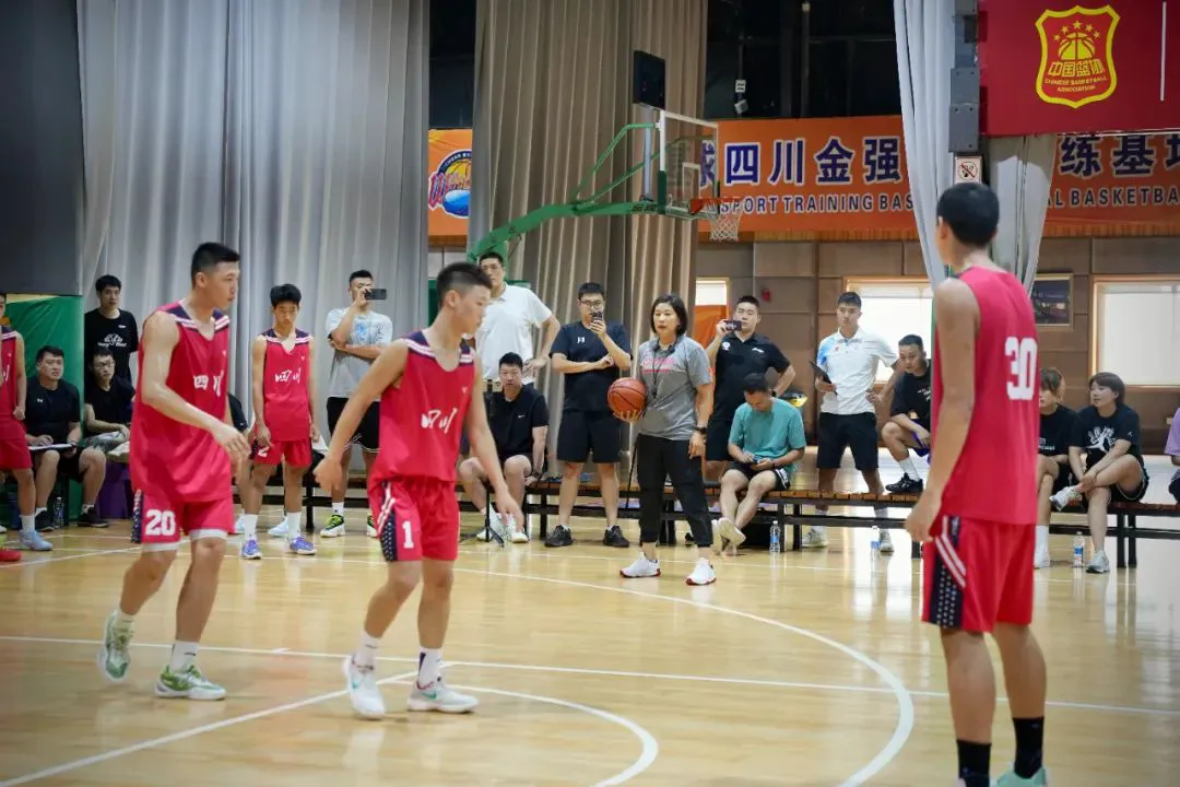 如何从篮球表演赛中学到实用的防守技巧_0